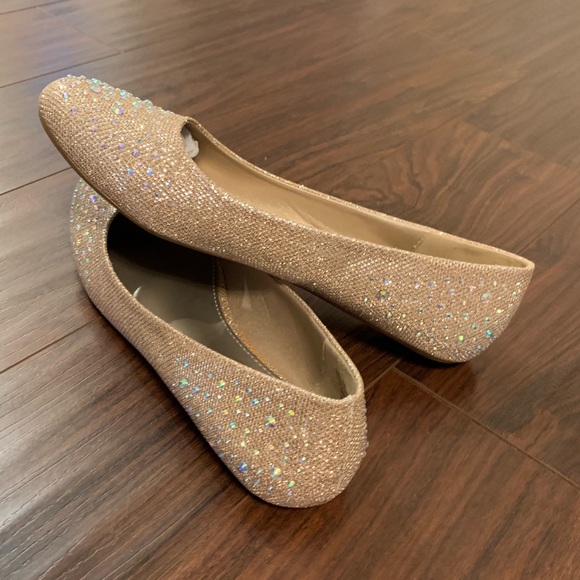 🎉HP🎉 NIB Hot Cakes Gold and Iridescent Flats - Picture 4 of 4